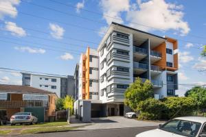 2BR Apartment with Balcony Easy Access to Everywhere