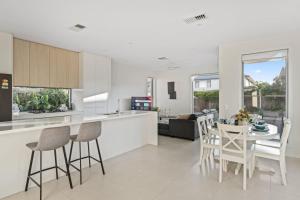 Family 4BR Retreat Big Yard 2 Level Comfort