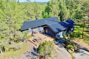 Villa Mustikka - Modern Log Villa on a Waterfront Estate