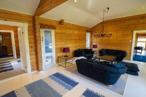 Villa Mustikka - Modern Log Villa on a Waterfront Estate