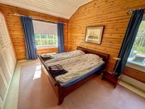 Villa Mustikka - Modern Log Villa on a Waterfront Estate