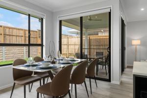 Spacious 5BR Family Home Park Ridge Comfort