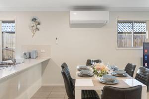 Modern 5BR Family Home in Peaceful Park Ridge