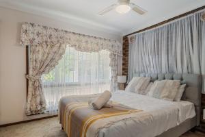 4BR Garden Patio Retreat Near Food Shops and Transit