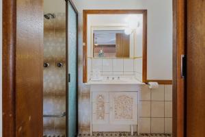 4BR Garden Patio Retreat Near Food Shops and Transit