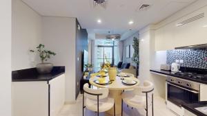 Vacationer Holiday Homes I Luxury 2 Bed Apartment I Business Bay close to Dubai Canal