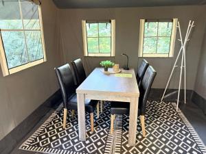 Prachtige 4 persoons glampingtent op rustige kleine camping