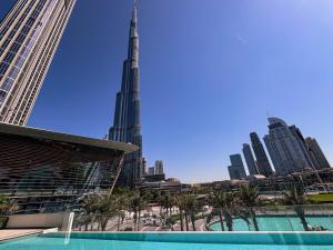 GRANDE SIGNATURE with a direct Burj Khalifa view and Private Fountain Show with DXB AIRPORT VIP Shuttle option for 6 guests