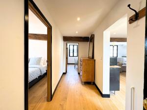 LIconic - By BEST KEYS - Vue Exceptionnelle Cathédrale - Terrasse Privée- Prestige en Plein Cœur de Ville - Tout à Pied - Standing Charme & Calme - Check-in Autonome - Internet WiFi Fibre offert - Smart TV - Machine à Café Nespresso