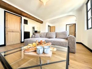 LIconic - By BEST KEYS - Vue Exceptionnelle Cathédrale - Terrasse Privée- Prestige en Plein Cœur de Ville - Tout à Pied - Standing Charme & Calme - Check-in Autonome - Internet WiFi Fibre offert - Smart TV - Machine à Café Nespresso