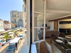 LIconic - By BEST KEYS - Vue Exceptionnelle Cathédrale - Terrasse Privée- Prestige en Plein Cœur de Ville - Tout à Pied - Standing Charme & Calme - Check-in Autonome - Internet WiFi Fibre offert - Smart TV - Machine à Café Nespresso