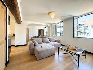 LIconic - By BEST KEYS - Vue Exceptionnelle Cathédrale - Terrasse Privée- Prestige en Plein Cœur de Ville - Tout à Pied - Standing Charme & Calme - Check-in Autonome - Internet WiFi Fibre offert - Smart TV - Machine à Café Nespresso