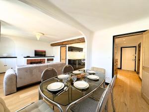 Appartements L-Iconic - By BEST KEYS - Vue Exceptionnelle Cathedrale - Terrasse Privee- Prestige en Plein Coeur de Ville - Tout a Pied - Standing Charme & Calme - Check-in Autonome - Internet WiFi Fibre offert - Smart TV - Machine a Cafe Nespresso : photos des chambres