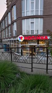 Рядом пляж Золотой берег