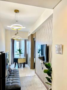 Stunning Suite with Balcony near MOA