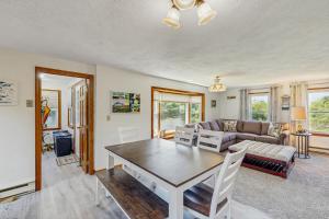 4BR House with Deck, Full Kitchen, W and D