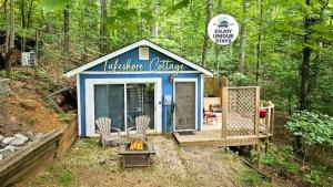 Cottage by the lakeshore with a private hot tub