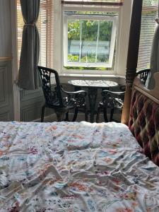 Clovelly Suite Four Poster Bed & Breakfast