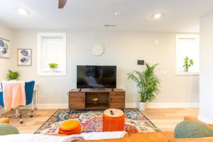 Elegant Urban Escape - 2 Bedrooms, 1 king Bed and 1 Queen Bed, Gated Private Entrance and Parking