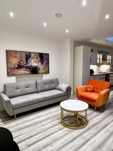Luxury home in prime location Steps from WoodGreen