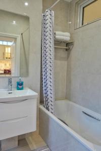 Luxury home in prime location Steps from WoodGreen