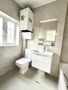 Luxury home in prime location Steps from WoodGreen