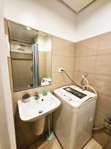 Spacious 1BR beside MOA with Wifi, Netflix, Pool & Washer