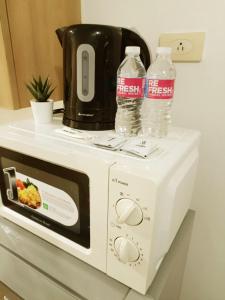 Spacious 1BR beside MOA with Wifi, Netflix, Pool & Washer