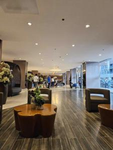 Spacious 1BR beside MOA with Wifi, Netflix, Pool & Washer