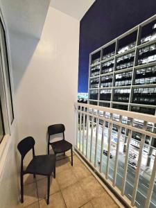 Spacious 1BR beside MOA with Wifi, Netflix, Pool & Washer