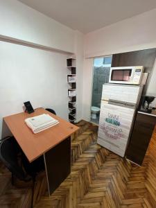 Quinto piso a la calle, cómodo, equipado, luminoso y bien ubicado