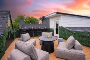 Rooftop Deck Hot Tub Fire pit Sleeps 10