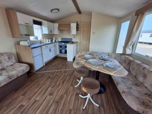 Wonderful 6 Berth Caravan In Norfolk At Heacham Beach, Ref 21012E