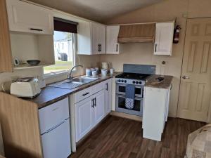 Wonderful 6 Berth Caravan In Norfolk At Heacham Beach, Ref 21012E
