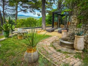 Maisons de vacances L-Atelier d-artiste, Lodge contemporain a ciel ouvert avec piscine : photos des chambres