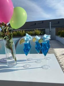 Stan- och strandnära poolvilla.