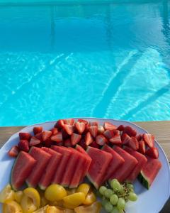 Stan- och strandnära poolvilla.