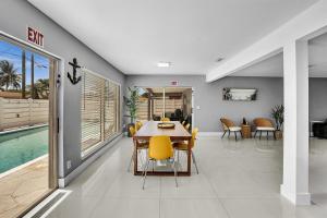 4BR Home Heated Pool And BBQ short drive Beach!