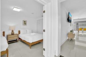 4BR Home Heated Pool And BBQ short drive Beach!