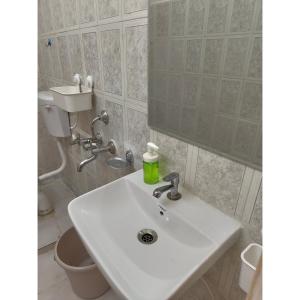 Hidden Gem - Peaceful, Fully Furnished 1BHK with Café Lights & Canopy, AC & Fast Wifi