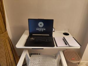 Hidden Gem - Peaceful, Fully Furnished 1BHK with Café Lights & Canopy, AC & Fast Wifi