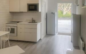 1 Bedroom Beautiful Home In Bro