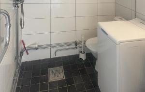 1 Bedroom Beautiful Home In Bro