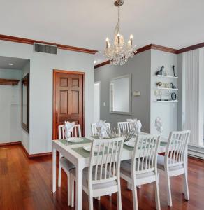 Luxury 2BR Designer Apartment In The Heart Of Downtown!