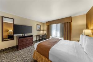 Queen Room with Roll in Shower  room in Best Western Plus Truckee-Tahoe Hotel