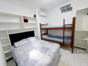 Quarto e Sala com Ar Condicionado, TV e Cozinha