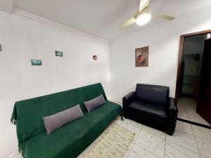 Quarto e Sala com Ar Condicionado, TV e Cozinha