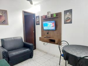 Quarto e Sala com Ar Condicionado, TV e Cozinha