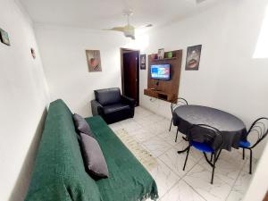 Quarto e Sala com Ar Condicionado, TV e Cozinha