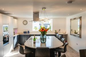 Fantasia - Malvern Luxury Mega Apartment sleeps 12